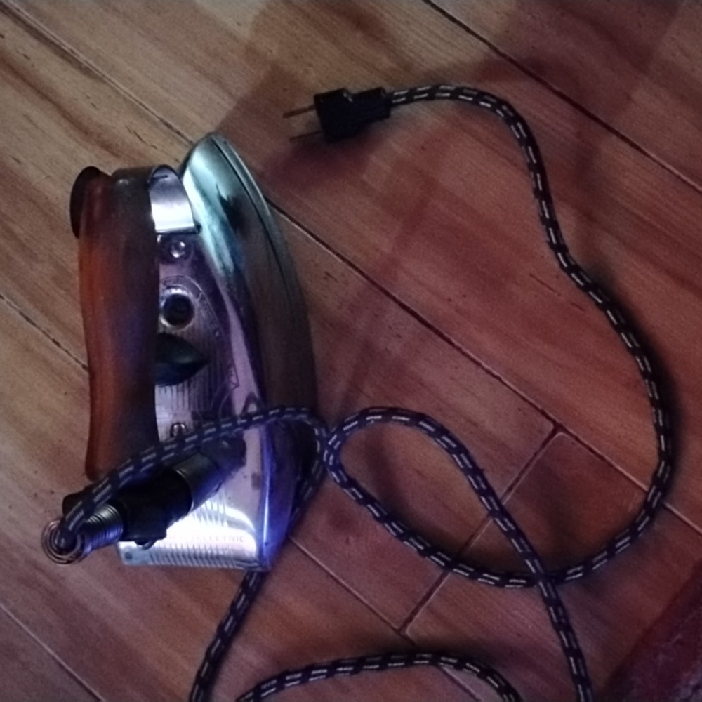 Vintage GE General Electric Antique steam Iron Wooden Handle